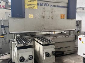  مكبس فرامل هيدروليكي CNC 8 محاور 3×120 طن من ماركة MVD