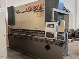  UURLU MARKA 4 MT X 300 TON NC HDROLK ABKANT PRES